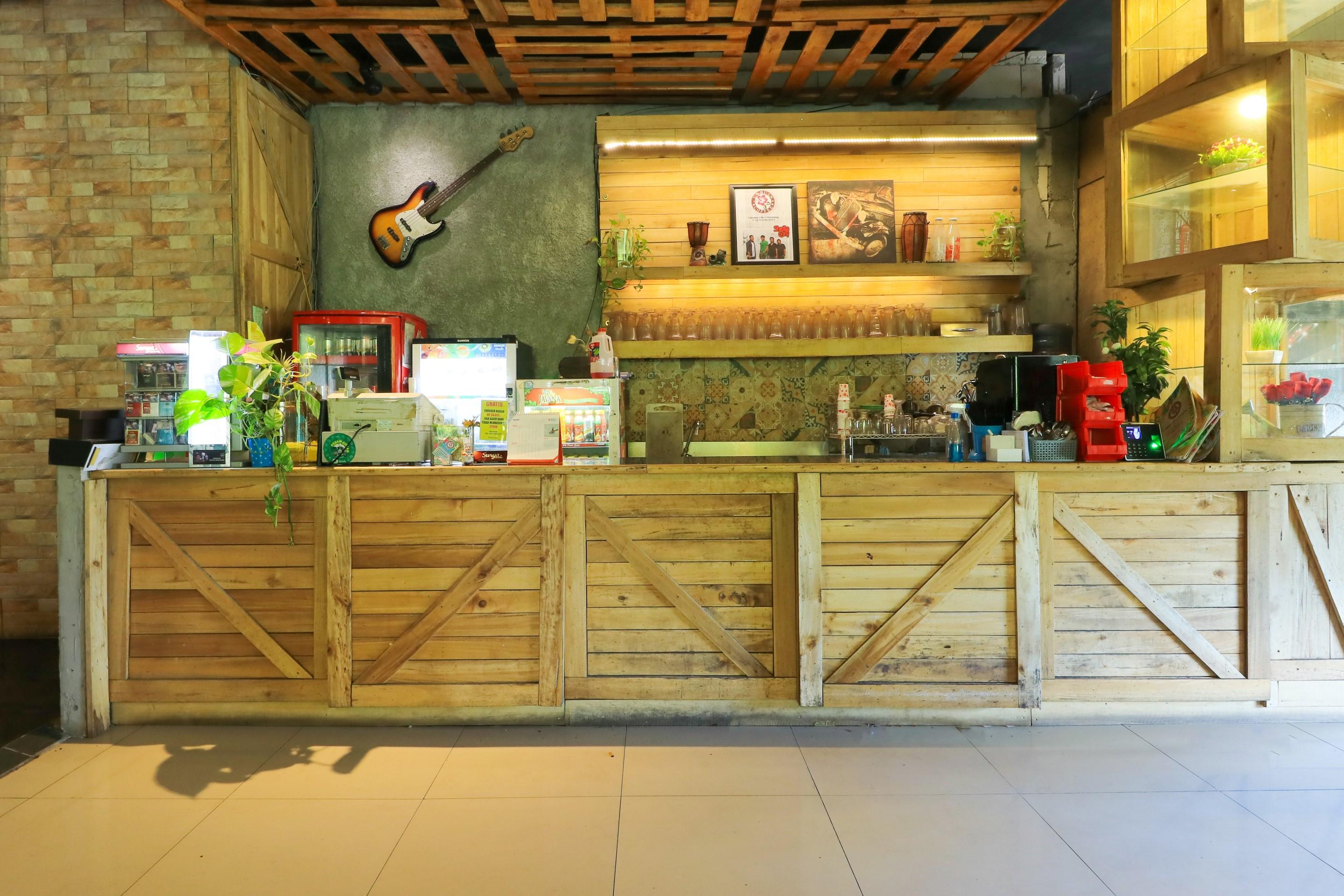 Labuana Homestay & Cafe Garden Makassar Buitenkant foto