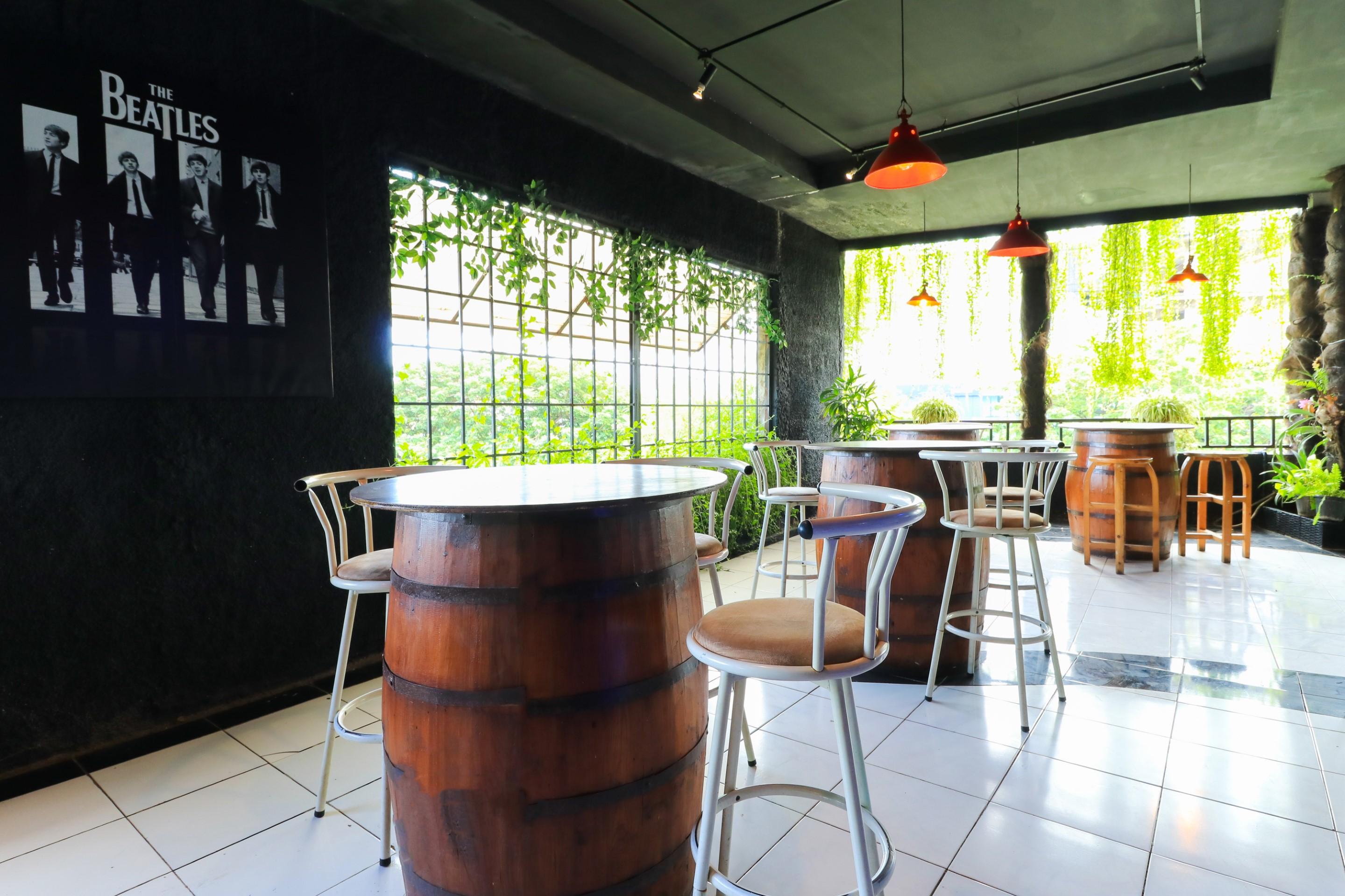 Labuana Homestay & Cafe Garden Makassar Buitenkant foto
