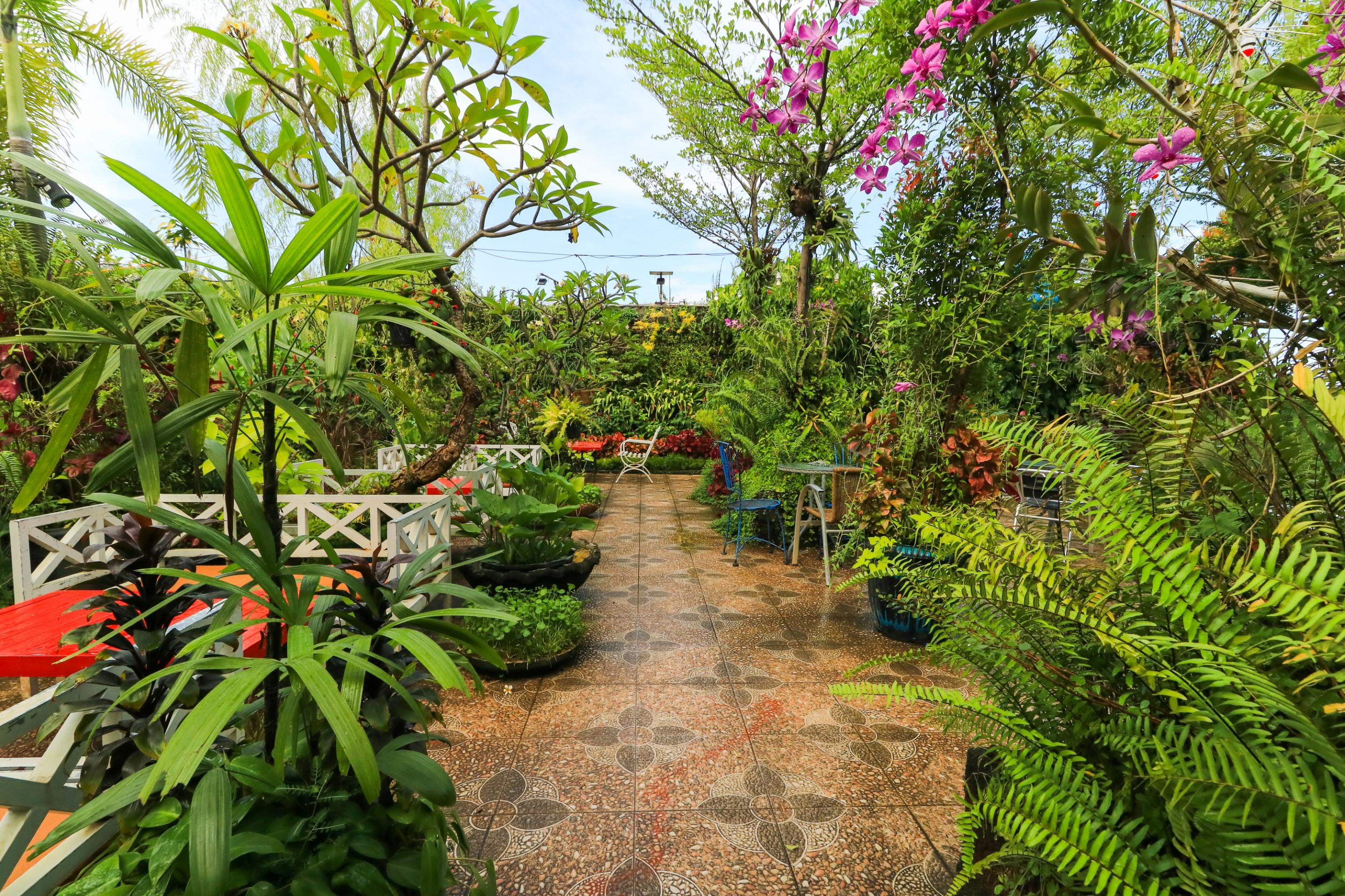 Labuana Homestay & Cafe Garden Makassar Buitenkant foto