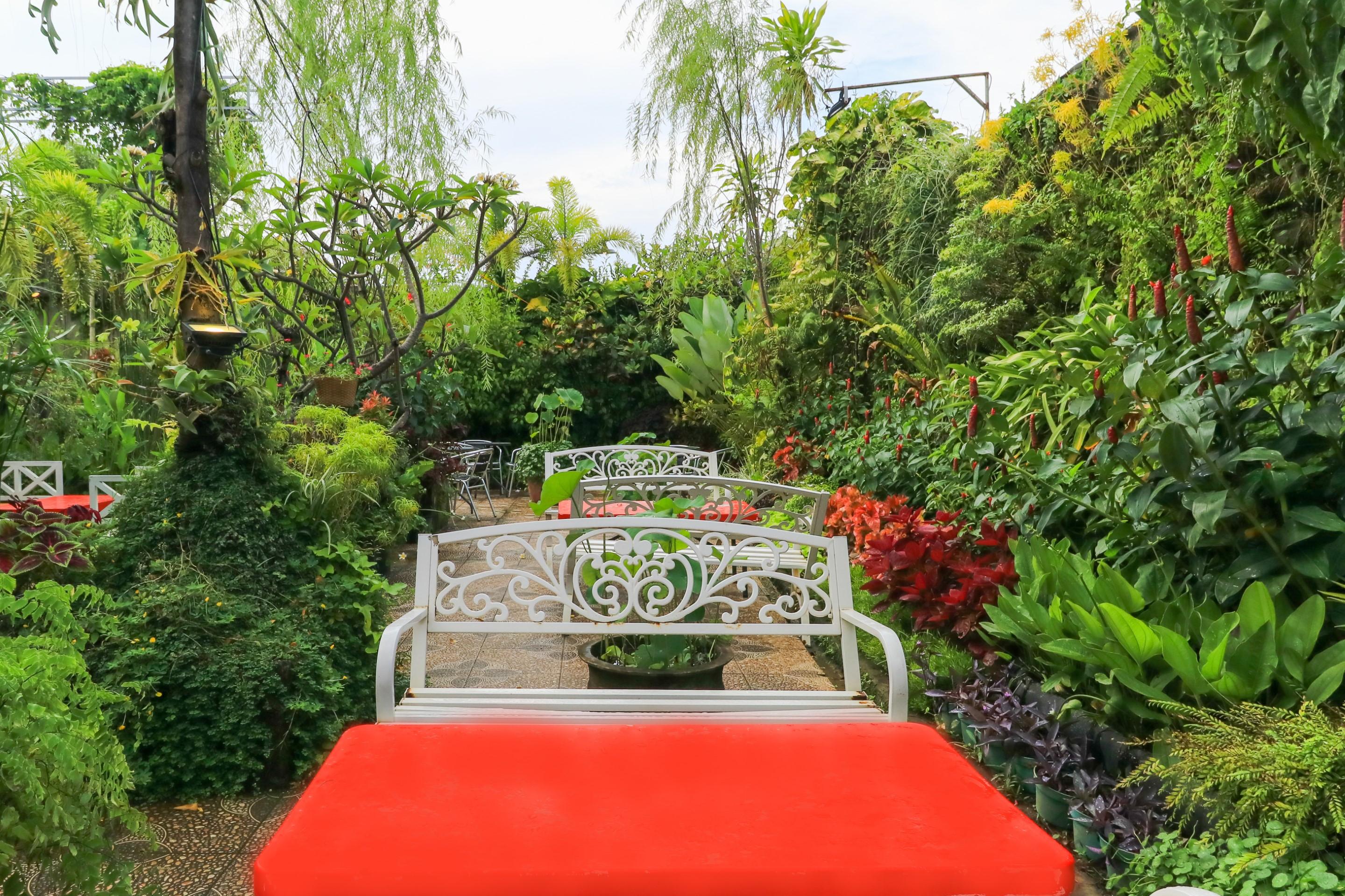 Labuana Homestay & Cafe Garden Makassar Buitenkant foto