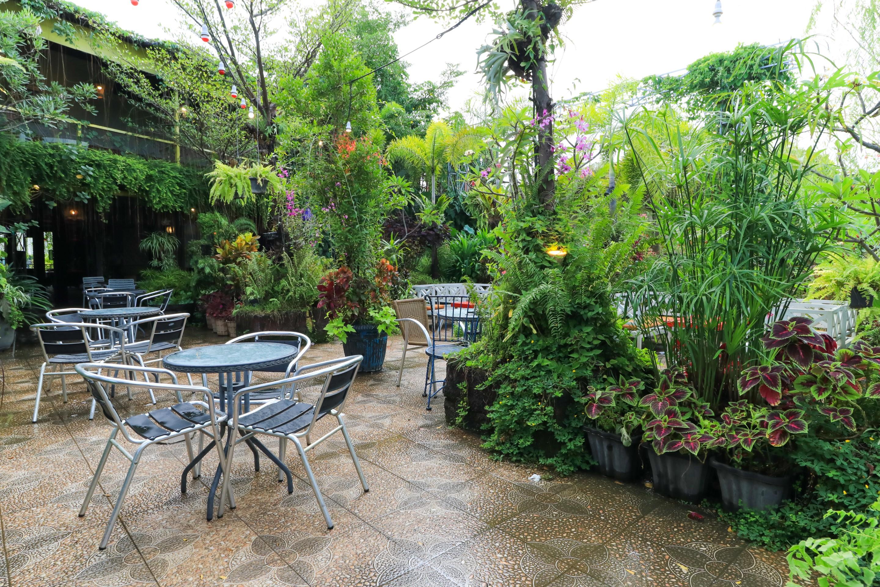 Labuana Homestay & Cafe Garden Makassar Buitenkant foto