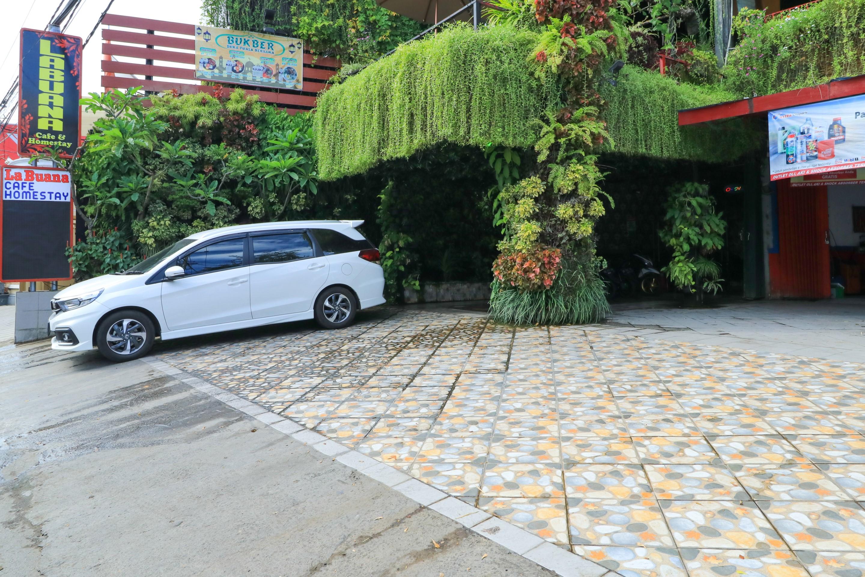 Labuana Homestay & Cafe Garden Makassar Buitenkant foto