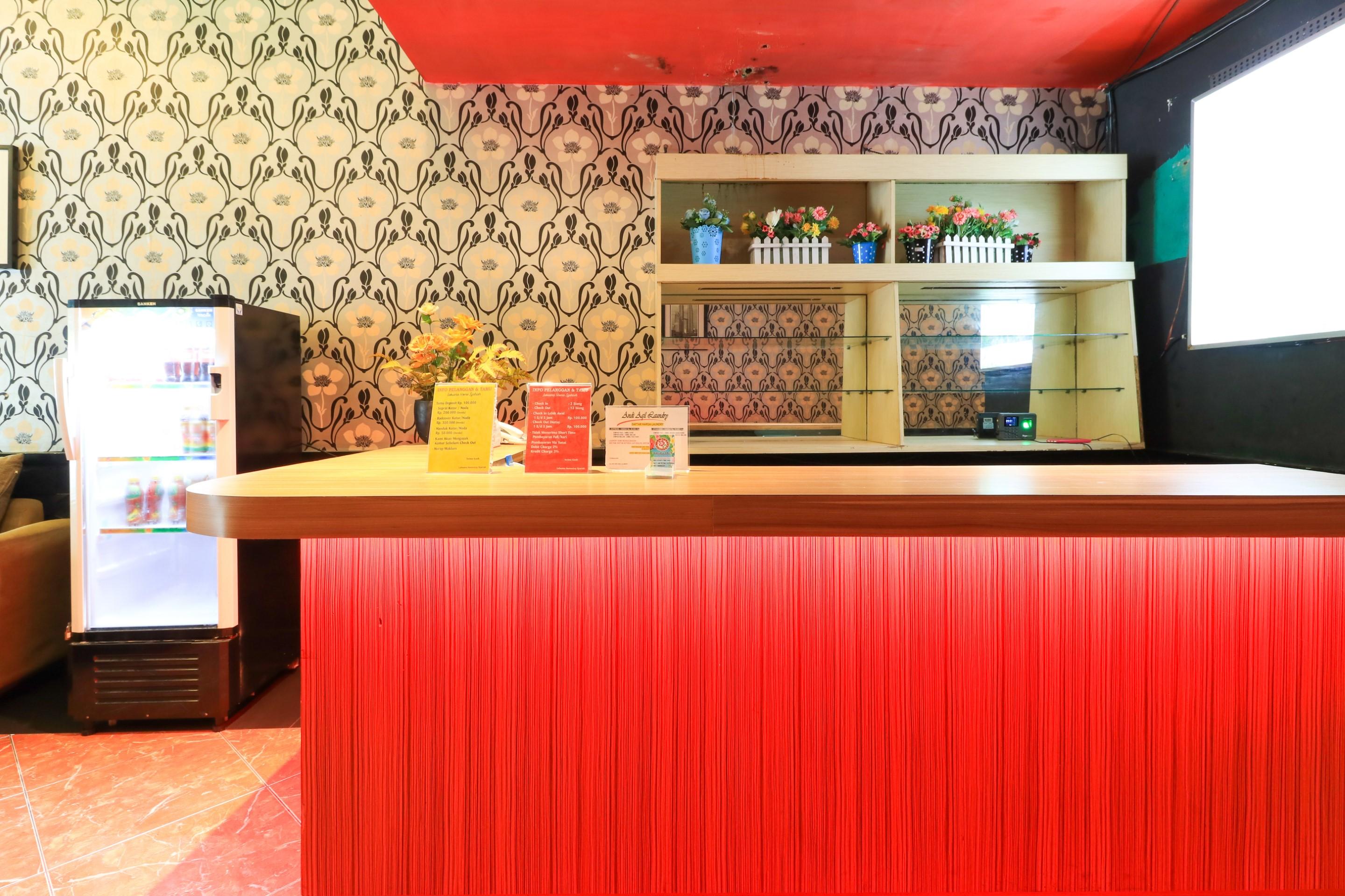 Labuana Homestay & Cafe Garden Makassar Buitenkant foto