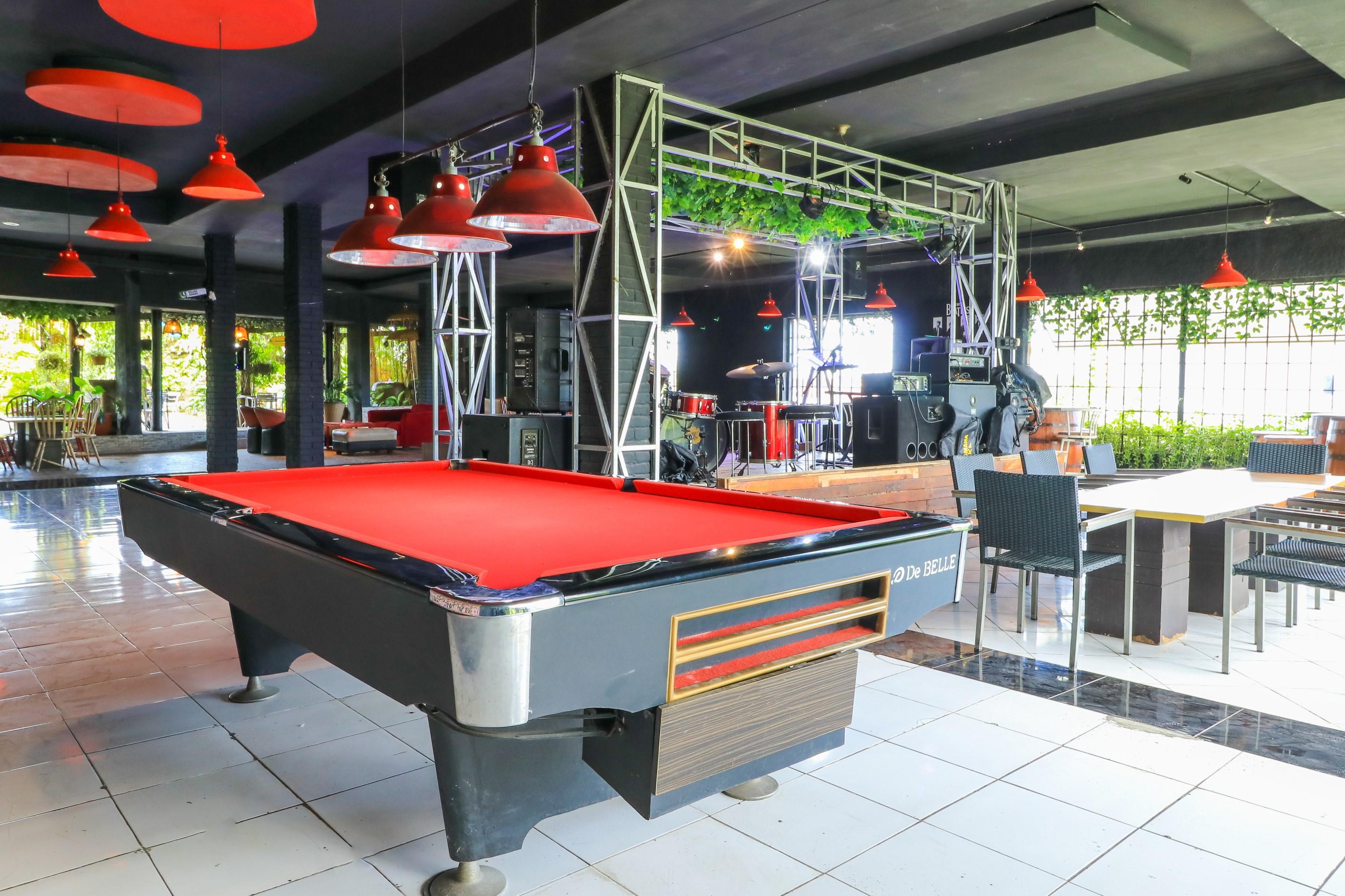 Labuana Homestay & Cafe Garden Makassar Buitenkant foto
