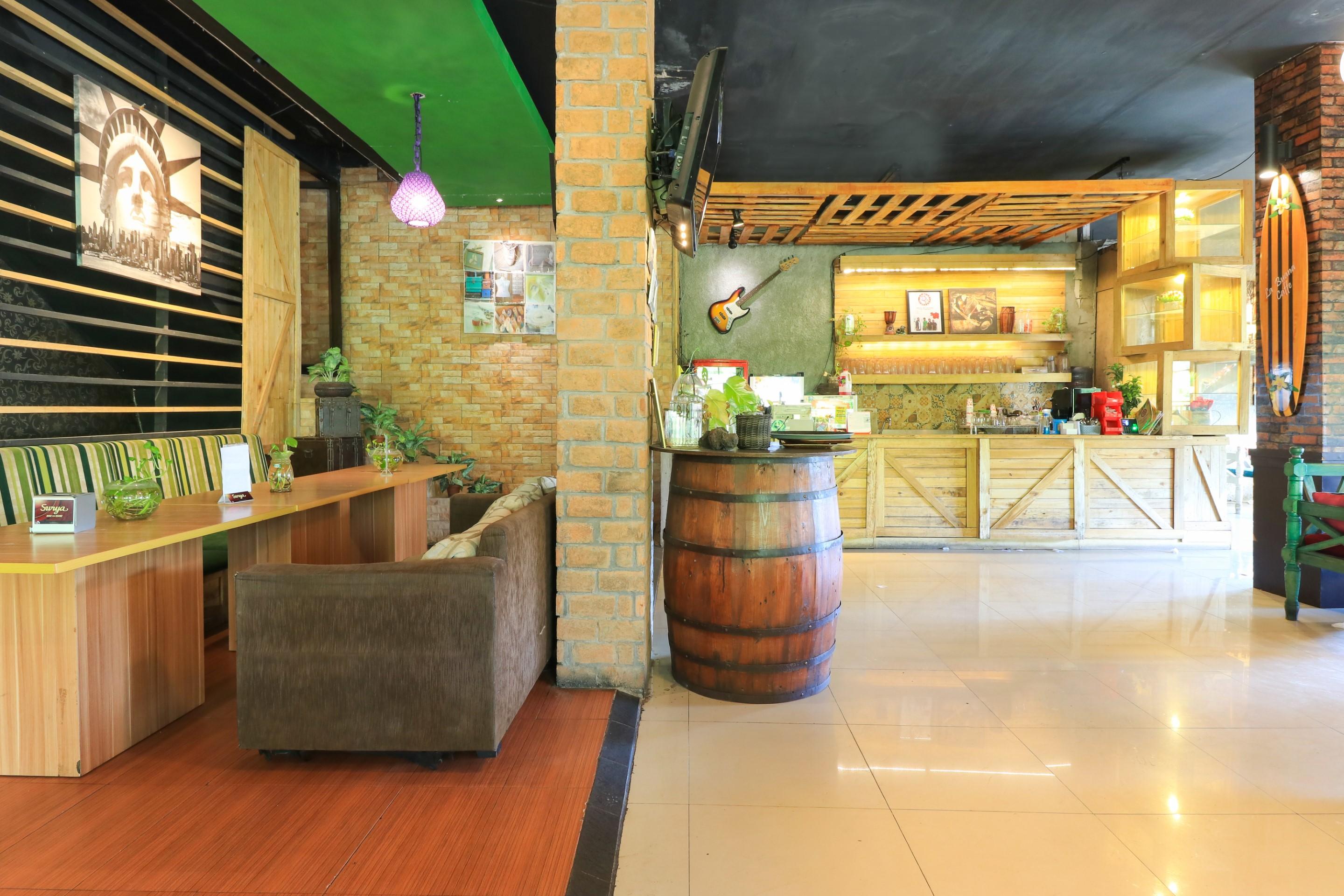 Labuana Homestay & Cafe Garden Makassar Buitenkant foto