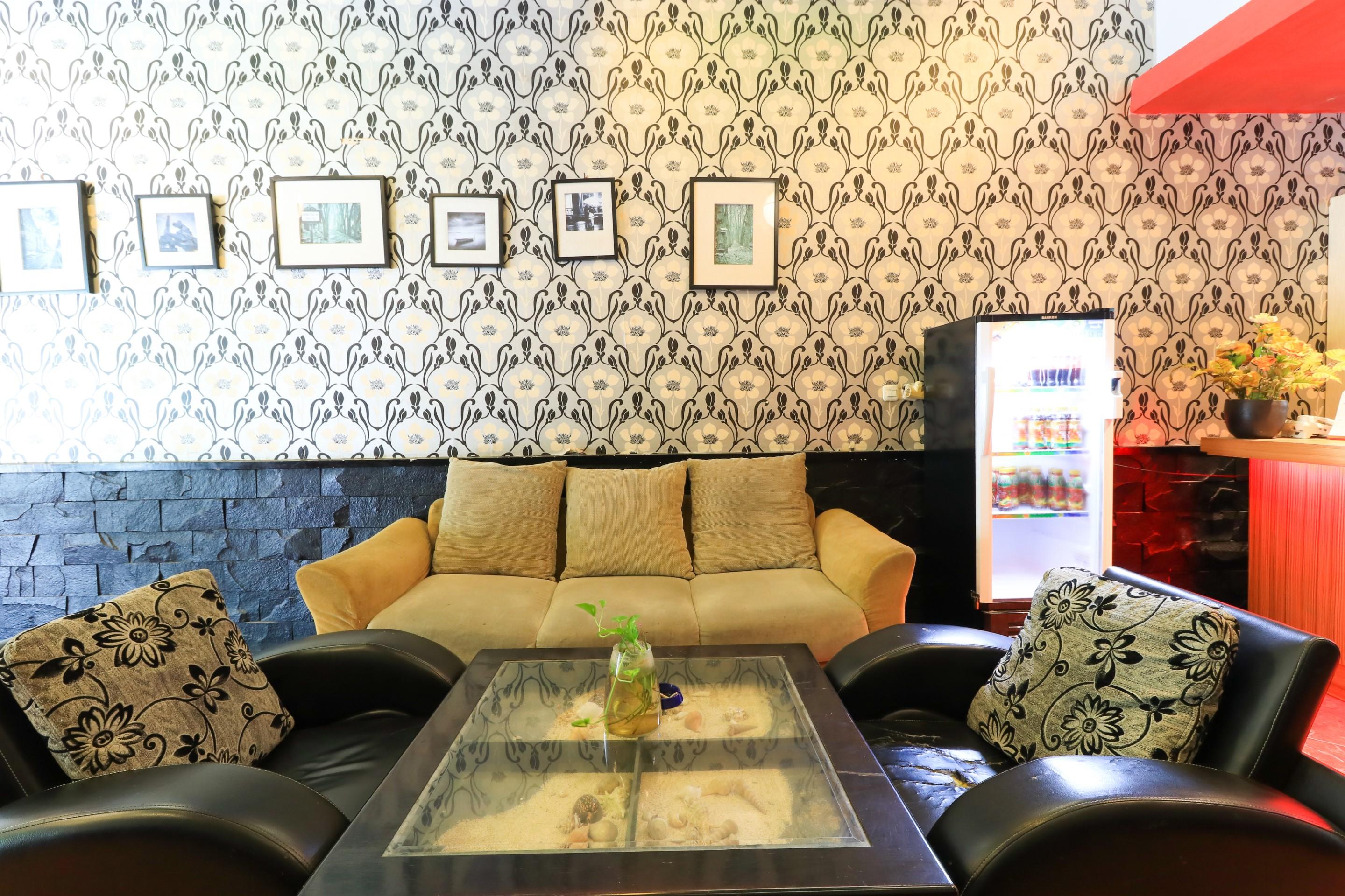 Labuana Homestay & Cafe Garden Makassar Buitenkant foto