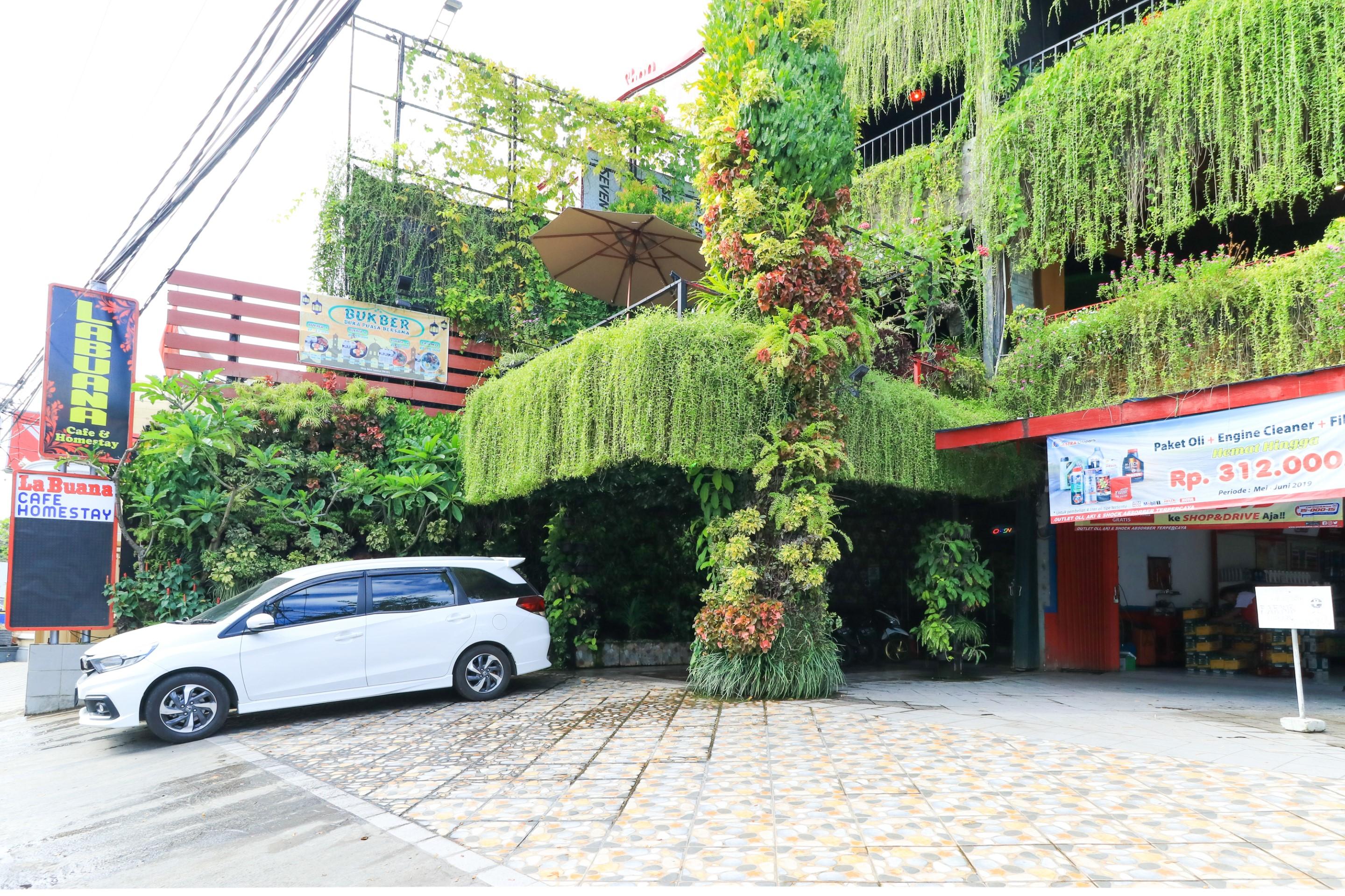 Labuana Homestay & Cafe Garden Makassar Buitenkant foto
