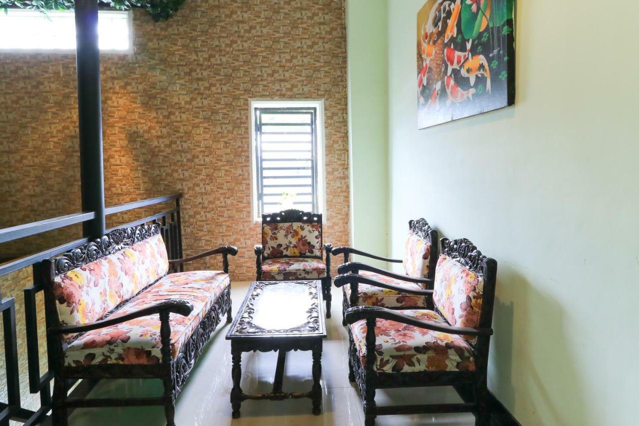 Labuana Homestay & Cafe Garden Makassar Buitenkant foto